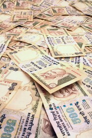 Rupee Falls Despite Help from RBI