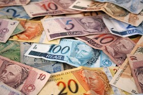 Real Dips as Brazil’s Economy Slows