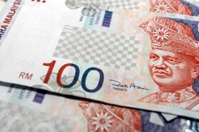 Malaysian Ringgit Falls as High Fuel Prices Can Hurt Growth