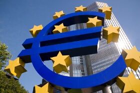Euro Falls as S&P Downgrades Spain