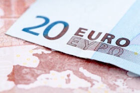 Euro Drops on Expectations for Continued Contraction