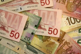 Canadian Dollar Advances as Current-Account Deficit Narrows