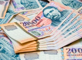 Forint Rises, Heads to Quarterly Gain