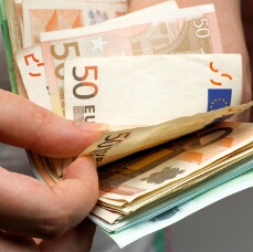 Euro Advances as German Inflation Accelerates