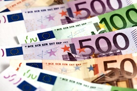 Euro Gains, Encouraged as Draghi Sticks to the Script