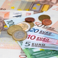 Euro Loses Ground on Economic Comparisons