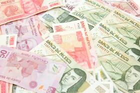 Mexican Peso Ends Trading with Losses