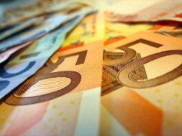 Euro Gains on Major Rivals, Falls vs. Swiss Franc