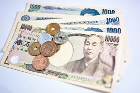 Japanese Yen Edges Lower Against US Dollar Ahead of Retail Sales Data