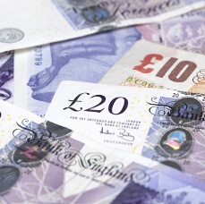 British Pound Edges Lower Against US Dollar on Lackluster Consumer Spending