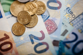 Euro Falls to Daily Lows Below Key Level on Mixed Eurozone Data