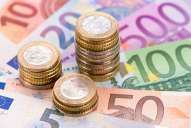 Euro Drops on Weak Business Climate, Gains on Mixed US Inflation
