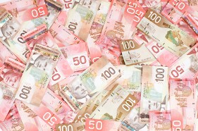 Canadian Dollar Weakens on Shrinking Economy, Business Sentiment