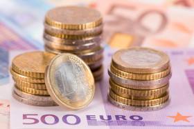 Euro Rallies on Investor Sentiment, Falls on Weak German Data