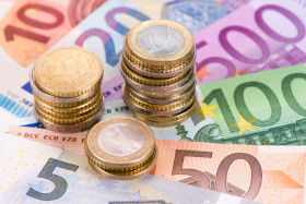 Euro Falls on Weak Eurozone Retail Sales Amid Thin Holiday Trading